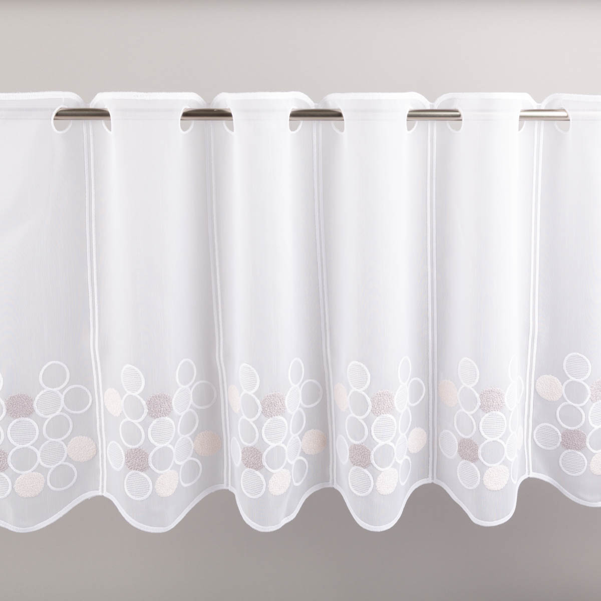 94393-Scheibengardinen-Meterware-naehfrei-Voile-Stickerei-Kreise-weiss-beige-grau-45cm-Hoehe-IMG-2311.jpg Luftige Meterware aus weißem Voile mit dekorativer Kreis-Stickerei in Beige und Grau verschönert jedes Fenster. Die nähfreie Scheibengardine hat eine Höhe von 45 cm und lässt sich kinderleicht individuell zuschneiden - Vollansicht