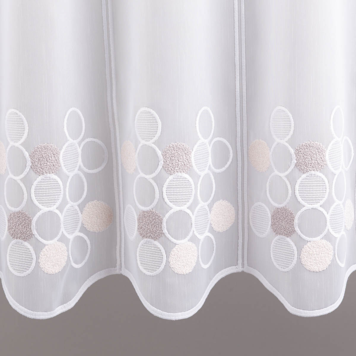 94393-Scheibengardinen-Meterware-naehfrei-Voile-Stickerei-Kreise-weiss-beige-grau-45cm-Hoehe-IMG-2317.jpg Luftige Meterware aus weißem Voile mit dekorativer Kreis-Stickerei in Beige und Grau verschönert jedes Fenster. Die nähfreie Scheibengardine hat eine Höhe von 45 cm und lässt sich kinderleicht individuell zuschneiden - Detailaufnahme