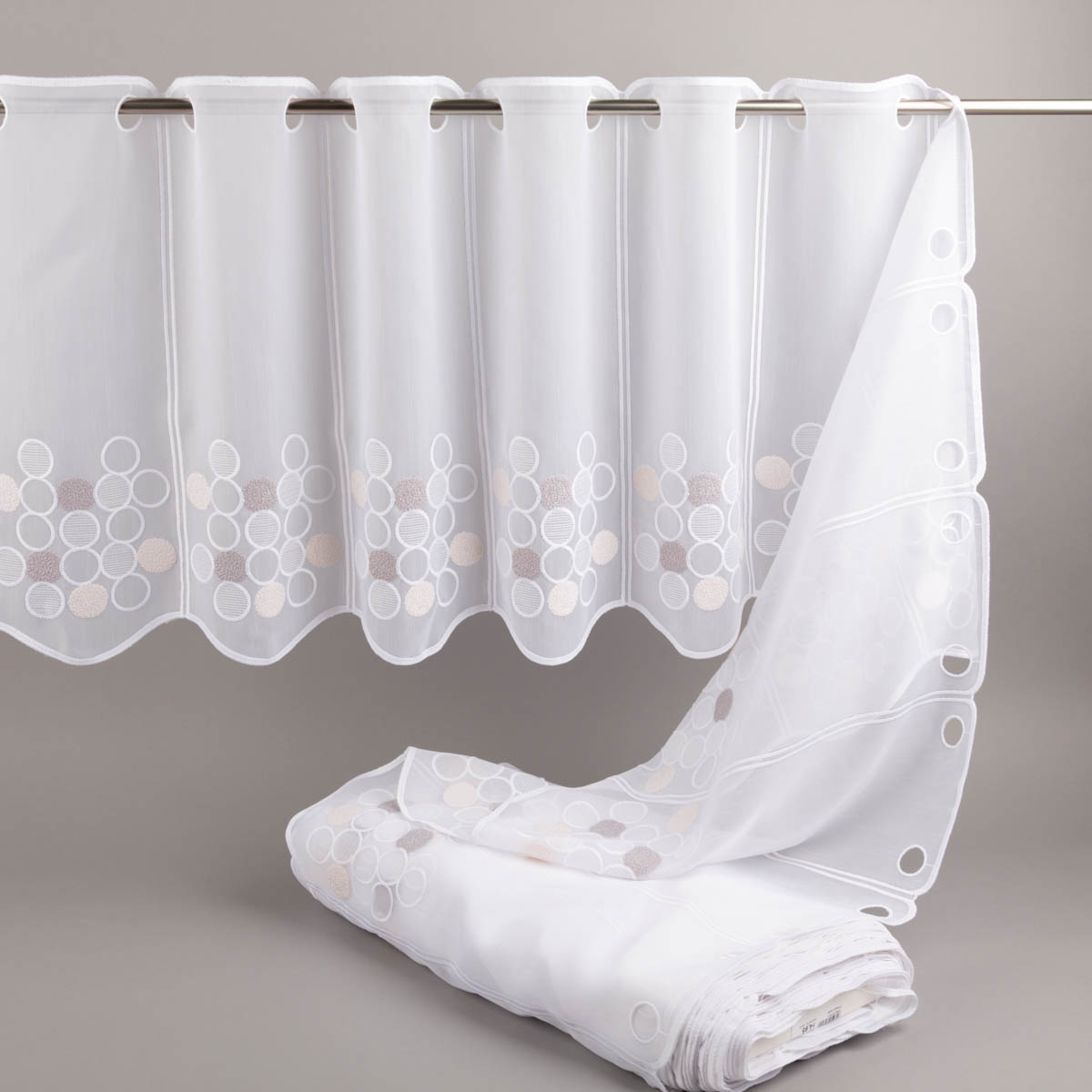 94393-Scheibengardinen-Meterware-naehfrei-Voile-Stickerei-Kreise-weiss-beige-grau-45cm-Hoehe-IMG-2319.jpg Luftige Meterware aus weißem Voile mit dekorativer Kreis-Stickerei in Beige und Grau verschönert jedes Fenster. Die nähfreie Scheibengardine hat eine Höhe von 45 cm und lässt sich kinderleicht individuell zuschneiden - aufgerollt praesentiert