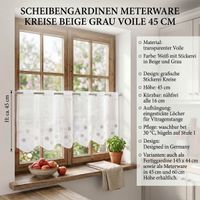 Luftige Meterware aus weißem Voile mit dekorativer Kreis-Stickerei in Beige und Grau verschönert jedes Fenster. Die nähfreie Scheibengardine hat eine Höhe von 45 cm und lässt sich kinderleicht individuell zuschneiden - mit Detailangaben in Szene gesetzt