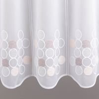 Luftige Meterware aus weißem Voile mit dekorativer Kreis-Stickerei in Beige und Grau verschönert jedes Fenster. Die nähfreie Scheibengardine hat eine Höhe von 45 cm und lässt sich kinderleicht individuell zuschneiden - Detailaufnahme