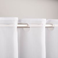Luftige Meterware aus weißem Voile mit dekorativer Kreis-Stickerei in Beige und Grau verschönert jedes Fenster. Die nähfreie Scheibengardine hat eine Höhe von 45 cm und lässt sich kinderleicht individuell zuschneiden - an der Gardinenstange praesentiert