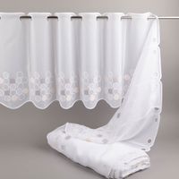 Luftige Meterware aus weißem Voile mit dekorativer Kreis-Stickerei in Beige und Grau verschönert jedes Fenster. Die nähfreie Scheibengardine hat eine Höhe von 45 cm und lässt sich kinderleicht individuell zuschneiden - aufgerollt praesentiert