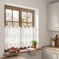 Zarte Meterware aus weißem Voile mit stilvoller Kreis-Stickerei in Beige und Grau verschönert Ihre Fenster. Die nähfreie Scheibengardine hat eine Höhe von 60 cm und lässt sich ganz einfach individuell anpassen - am Kuechenfenster praesentiert