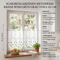 Elegante Meterware aus weißem Voile mit grüner und grauer Kreis-Stickerei veredelt jedes Fenster. Die nähfreie Scheibengardine besitzt eine Höhe von 45 cm und kann ganz einfach individuell zugeschnitten werden - mit Detailangaben am Fenster praesentiert