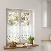 Elegante Meterware aus weißem Voile mit grüner und grauer Kreis-Stickerei veredelt jedes Fenster. Die nähfreie Scheibengardine besitzt eine Höhe von 45 cm und kann ganz einfach individuell zugeschnitten werden - am Kuechenfenster praesentiert