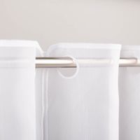 Elegante Meterware aus weißem Voile mit grüner und grauer Kreis-Stickerei veredelt jedes Fenster. Die nähfreie Scheibengardine besitzt eine Höhe von 45 cm und kann ganz einfach individuell zugeschnitten werden - an der Gardinenstange praesentiert