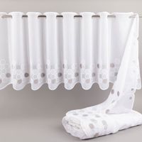 Elegante Meterware aus weißem Voile mit grüner und grauer Kreis-Stickerei veredelt jedes Fenster. Die nähfreie Scheibengardine besitzt eine Höhe von 45 cm und kann ganz einfach individuell zugeschnitten werden - aufgerollt praesentiert