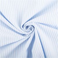 94401-Baumwollstoff-Popeline-Yarn-Dyed-garngefaerbt-Streifen-3mm-hellblau-weiss-1-44m-Breite-IMG-3448.jpg Klassischer, garngefärbter Baumwoll-Popeline mit 3 mm schmalen Streifen in Hellblau und Weiß. Die 1,44 m breite Meterware ist ideal für zeitlose Hemden, Blusen oder maritime Deko-Projekte - kunstvoll eingedreht in Falten