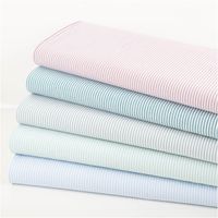 94401-Baumwollstoff-Popeline-Yarn-Dyed-garngefaerbt-Streifen-3mm-hellblau-weiss-1-44m-Breite-IMG-3480.jpg Klassischer, garngefärbter Baumwoll-Popeline mit 3 mm schmalen Streifen in Hellblau und Weiß. Die 1,44 m breite Meterware ist ideal für zeitlose Hemden, Blusen oder maritime Deko-Projekte - in Szene gesetzt