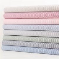 94413-Baumwollstoff-Popeline-Yarn-Dyed-garngefaerbt-Streifen-3mm-beere-weiss-1-44m-Breite-IMG-2163.jpg Hochwertiger, garngefärbter Baumwoll-Popeline zeigt ein klassisches Muster aus vertikalen, drei Millimeter breiten Streifen in Beere und Weiß. Die feine Webstruktur des 1,44 Meter breiten Stoffes wirkt besonders gleichmäßig und farbenfroh präzise - in Szen