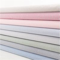 94416-Baumwollstoff-Popeline-Yarn-Dyed-garngefaerbt-Streifen-3mm-blau-weiss-1-44m-Breite-IMG-2165.jpg Hochwertiger, garngefärbter Baumwoll-Popeline präsentiert sich mit klassischen, drei Millimeter breiten Streifen in Blau und Weiß. Die feine Webstruktur des 1,44 Meter breiten Stoffes wirkt besonders gleichmäßig und bietet eine zeitlose Optik - mit weitere