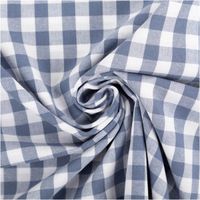 94418-Baumwollstoff-Popeline-Yarn-Dyed-garngefaerbt-Vichy-Karos-blau-weiss-1-44m-Breite-IMG-2088.jpg Dieser garngefärbte Baumwollstoff in Popeline-Qualität besticht durch seine klassischen, mittelgroßen Vichy-Karos in Blau und Weiß, die bei einer Breite von 1,44 m eine zeitlose und hochwertige Optik für vielseitige Nähprojekte bieten - kunstvoll eingedreh