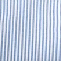 Hochwertiger, garngefärbter Baumwoll-Popeline zeigt ein klassisches Muster aus vertikalen, drei Millimeter breiten Streifen in Himmelblau und Weiß. Die feine Webstruktur des 1,44 Meter breiten Stoffes wirkt gleichmäßig und besonders präzise - Vollansicht