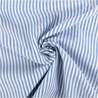 94419-Baumwollstoff-Popeline-Yarn-Dyed-garngefaerbt-Streifen-3mm-himmelblau-weiss-1-44m-Breite-IMG-2117.jpg Hochwertiger, garngefärbter Baumwoll-Popeline zeigt ein klassisches Muster aus vertikalen, drei Millimeter breiten Streifen in Himmelblau und Weiß. Die feine Webstruktur des 1,44 Meter breiten Stoffes wirkt gleichmäßig und besonders präzise - kunstvoll ein