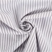 94428-Baumwollstoff-Popeline-Yarn-Dyed-garngefaerbt-Streifen-3mm-grau-weiss-1-44m-Breite-IMG-2135.jpg Hochwertiger, garngefärbter Baumwoll-Popeline zeigt ein klassisches Muster aus vertikalen, drei Millimeter breiten Streifen in Grau und Weiß. Die feine Webstruktur des 1,44 Meter breiten Stoffes wirkt besonders gleichmäßig und bietet eine zeitlose Optik -
