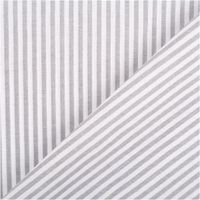 94428-Baumwollstoff-Popeline-Yarn-Dyed-garngefaerbt-Streifen-3mm-grau-weiss-1-44m-Breite-IMG-2136.jpg Hochwertiger, garngefärbter Baumwoll-Popeline zeigt ein klassisches Muster aus vertikalen, drei Millimeter breiten Streifen in Grau und Weiß. Die feine Webstruktur des 1,44 Meter breiten Stoffes wirkt besonders gleichmäßig und bietet eine zeitlose Optik -