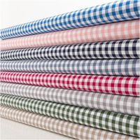 94430-Baumwollstoff-Popeline-Yarn-Dyed-garngefaerbt-Vichy-Karos-grau-weiss-1-44m-Breite-IMG-2111.jpg Dieser garngefärbte Baumwollstoff in Popeline-Qualität besticht durch seine klassischen, mittelgroßen Vichy-Karos in Grau und Weiß, die bei einer Breite von 1,44 m eine zeitlose und hochwertige Optik für vielseitige Nähprojekte bieten - mit weiteren Stoffe