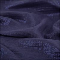 94438-Musselin-Stoff-Baumwolle-Glitzer-Marineblau-1-36m-Breite-IMG-2207.jpg Luftiger Baumwoll-Musselin in Marineblau besticht durch dezent eingewebte Glitzerpartikel. Die charakteristische Struktur des 1,36 Meter breiten Stoffes verleiht kreativen Nähprojekten eine edle sowie verspielte Optik ohne künstliche Details - stilvoll dra