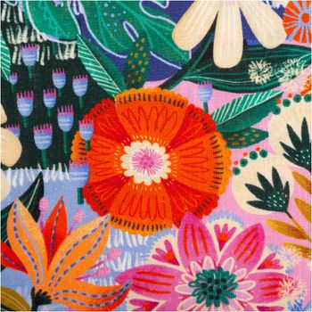 Viskose-Leinen-Stoff mit großflächigem tropischen Blumenprint in Orange, Pink, Grün und Lila mit üppigen Blättern und grafischen Blüten im bunten Maximalist-Stil, 1,43 m breit - Nahaufnahme