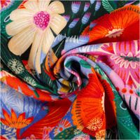 Viskose-Leinen-Stoff mit großflächigem tropischen Blumenprint in Orange, Pink, Grün und Lila mit üppigen Blättern und grafischen Blüten im bunten Maximalist-Stil, 1,43 m breit - kunstvoll eingedreht in Falten