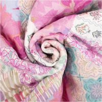 Dieser wattierte Steppstoff aus Musselin besticht durch ein verspieltes Patchwork-Design mit floralen Mustern in Ecru, Rosa und Türkis. Das 1,30 Meter breite Doubleface-Material bietet eine weiche Haptik für individuelle Nähprojekte - kunstvoll eingedreht