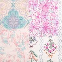 94459-Steppstoff-Musselin-Stoff-Blumen-Patches-Digitaldruck-ecru-rosa-tuerkis-1-30m-Breite-IMG-1685.jpg Dieser wattierte Steppstoff aus Musselin besticht durch ein verspieltes Patchwork-Design mit floralen Mustern in Ecru, Rosa und Türkis. Das 1,30 Meter breite Doubleface-Material bietet eine weiche Haptik für individuelle Nähprojekte - Nahaufnahme