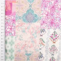 94459-Steppstoff-Musselin-Stoff-Blumen-Patches-Digitaldruck-ecru-rosa-tuerkis-1-30m-Breite-IMG-1686.jpg Dieser wattierte Steppstoff aus Musselin besticht durch ein verspieltes Patchwork-Design mit floralen Mustern in Ecru, Rosa und Türkis. Das 1,30 Meter breite Doubleface-Material bietet eine weiche Haptik für individuelle Nähprojekte - Vollansicht mit Massb