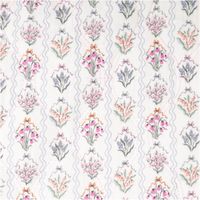 94459-Steppstoff-Musselin-Stoff-Blumen-Patches-Digitaldruck-ecru-rosa-tuerkis-1-30m-Breite-IMG-1687.jpg Dieser wattierte Steppstoff aus Musselin besticht durch ein verspieltes Patchwork-Design mit floralen Mustern in Ecru, Rosa und Türkis. Das 1,30 Meter breite Doubleface-Material bietet eine weiche Haptik für individuelle Nähprojekte - Detailaufnahme
