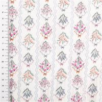 94459-Steppstoff-Musselin-Stoff-Blumen-Patches-Digitaldruck-ecru-rosa-tuerkis-1-30m-Breite-IMG-1688.jpg Dieser wattierte Steppstoff aus Musselin besticht durch ein verspieltes Patchwork-Design mit floralen Mustern in Ecru, Rosa und Türkis. Das 1,30 Meter breite Doubleface-Material bietet eine weiche Haptik für individuelle Nähprojekte - mit Massband