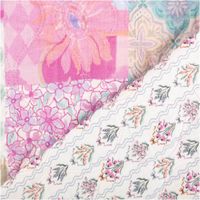 94459-Steppstoff-Musselin-Stoff-Blumen-Patches-Digitaldruck-ecru-rosa-tuerkis-1-30m-Breite-IMG-1690.jpg Dieser wattierte Steppstoff aus Musselin besticht durch ein verspieltes Patchwork-Design mit floralen Mustern in Ecru, Rosa und Türkis. Das 1,30 Meter breite Doubleface-Material bietet eine weiche Haptik für individuelle Nähprojekte - mit Rueckseite