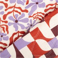 94460-Steppstoff-Musselin-Stoff-Blumen-Retro-natur-rot-lila-1-30m-Breite-IMG-1712.jpg Wattierter Musselin-Steppstoff mit Retro-Blumen in Natur, Rot und Lila. Das 1,30m breite Doubleface-Material mit dekorativer Rautensteppung eignet sich perfekt für individuelle Jacken, Westen oder gemütliche Wohnaccessoires - mit Rueckseite
