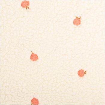 Flauschiger Teddystoff in Ecru mit niedlicher Pfirsich-Stickerei in Orange. Das 1,40m breite Bouclé-Material ist besonders weich und eignet sich wunderbar für warme Jacken, Kinderkleidung oder gemütliche Decken - Detailaufnahme