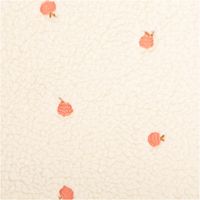 Flauschiger Teddystoff in Ecru mit niedlicher Pfirsich-Stickerei in Orange. Das 1,40m breite Bouclé-Material ist besonders weich und eignet sich wunderbar für warme Jacken, Kinderkleidung oder gemütliche Decken - Detailaufnahme
