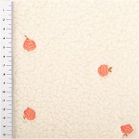 Flauschiger Teddystoff in Ecru mit niedlicher Pfirsich-Stickerei in Orange. Das 1,40m breite Bouclé-Material ist besonders weich und eignet sich wunderbar für warme Jacken, Kinderkleidung oder gemütliche Decken - mit Massband