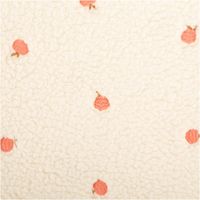 94461-Teddystoff-Boucle-Pfirsich-Stickerei-ecru-orange-140cm-Breite-IMG-1724.jpg Flauschiger Teddystoff in Ecru mit niedlicher Pfirsich-Stickerei in Orange. Das 1,40m breite Bouclé-Material ist besonders weich und eignet sich wunderbar für warme Jacken, Kinderkleidung oder gemütliche Decken - Nahaufnahme
