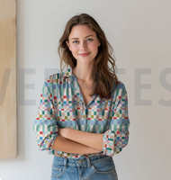 Frau trägt Bluse aus Viskose Stoff mit Retro-Rechteckmuster in Blau, Beige und Bunt