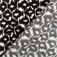 Viskose-Webware "Radiance" mit abstraktem, grafischem Muster in klassischem Schwarz-Weiß. Der 1,40m breite Stoff fällt fließend und ist ideal für moderne Blusen, Kleider oder stylische Hosen geeignet - mit Rueckseite