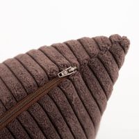 Kissenhülle Breitcord Baby Rib coffee braun verschiedene Größen von SCHÖNER LEBEN, Detailaufnahme eines braunen Kissenbezugs