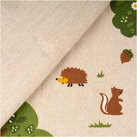 Robuster Dekostoff in Leinenoptik mit dem verspielten Waldmotiv „Fox Forest“ auf naturfarbenem Grund. Die 1,40 m breite Halbpanama-Meterware ist langlebig und perfekt für Kinderzimmer-Deko, Vorhänge, Kissen oder kreative Taschenprojekte geeignet - mit Ruec