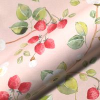 Detailansicht Stoff mit Erdbeermotiv und floralen Elementen