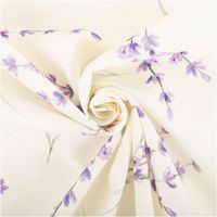 94483-Vorhangstoff-Baumwollstoff-Popeline-Lavendel-Digitaldruck-weiss-lila-1-40m-Breite-IMG-3584.jpg Hochwertiger Baumwoll-Popeline mit fotorealistischem Lavendel-Digitaldruck auf weißem Grund. Die 1,40 m breite Meterware ist glatt und fein gewebt – ideal für sommerliche Vorhänge, Kissen, Tischwäsche oder leichte Bekleidung - kunstvoll eingedreht in Falte
