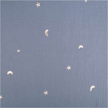 Hochwertiger Double Gauze Musselin in Jeansblau besticht durch eine filigrane Stickerei aus kleinen Sternen und Monden. Der 1,35 Meter breite Baumwollstoff bietet eine weiche Textur für traumhafte Kinderbekleidung oder Heimtextilien - Vollansicht