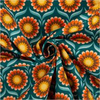 Hochwertiger Baumwollperkal mit symmetrischem Retro-Blumenmuster in Türkis, Orange und Gelb von JoliJoli, der sich dank seiner feinfädigen Qualität ideal für Bettwäsche oder Bekleidung bei einer Breite von 150 cm eignet - kunstvoll eingedreht in Falten