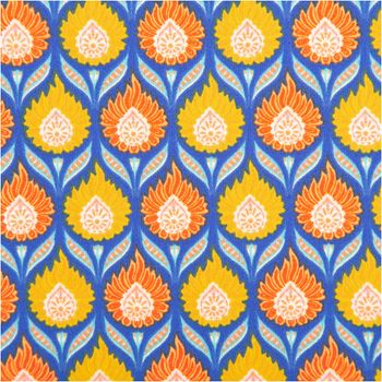 Farbenfroher Baumwollperkal mit symmetrischem Retro-Blumenmuster in kräftigem Blau, Orange und Gelb, der durch seine feinfädige Qualität überzeugt und sich ideal für Bettwäsche oder Bekleidung bei einer Breite von 150 cm eignet - Nahaufnahme