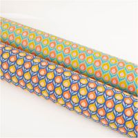94486-Baumwollstoff-Perkal-Retro-Blumen-Luka-blau-orange-gelb-1-5m-Breite-IMG-1243.jpg Farbenfroher Baumwollperkal mit symmetrischem Retro-Blumenmuster in kräftigem Blau, Orange und Gelb, der durch seine feinfädige Qualität überzeugt und sich ideal für Bettwäsche oder Bekleidung bei einer Breite von 150 cm eignet - in Szene gesetzt