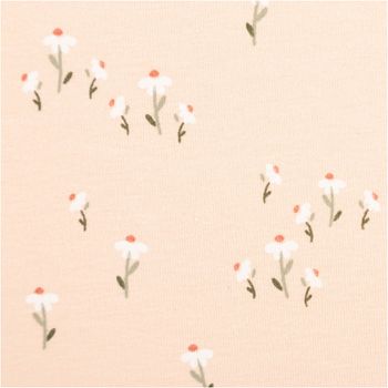 Dieser feine Baumwolljersey in zartem Rosa präsentiert ein dezentes Blumenmuster mit weißen Blüten und grünen Stielen. Der elastische Stoff ist 1,50 Meter breit und bietet eine weiche Qualität für bequeme Kinderbekleidung - Nahaufnahme
