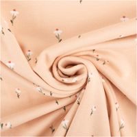 Dieser feine Baumwolljersey in zartem Rosa präsentiert ein dezentes Blumenmuster mit weißen Blüten und grünen Stielen. Der elastische Stoff ist 1,50 Meter breit und bietet eine weiche Qualität für bequeme Kinderbekleidung - kunstvoll eingedreht in Falten