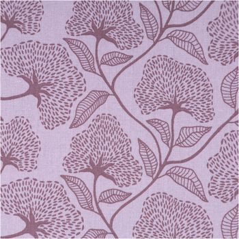 Feiner Baumwolljersey in Wollweiß zeigt ein filigranes Blumenmuster in sanften Rosa- und Grüntönen. Der elastische Stoff ist 1,50 Meter breit und bietet eine weiche Qualität für die Gestaltung eleganter sowie bequemer Kleidungsstücke - Nahaufnahme