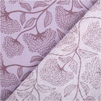 94497-Baumwollstoff-Popeline-Stoff-Blumen-lila-1-45m-Breite-IMG-1411.jpg Feiner Baumwolljersey in Wollweiß zeigt ein filigranes Blumenmuster in sanften Rosa- und Grüntönen. Der elastische Stoff ist 1,50 Meter breit und bietet eine weiche Qualität für die Gestaltung eleganter sowie bequemer Kleidungsstücke - mit Rueckseite